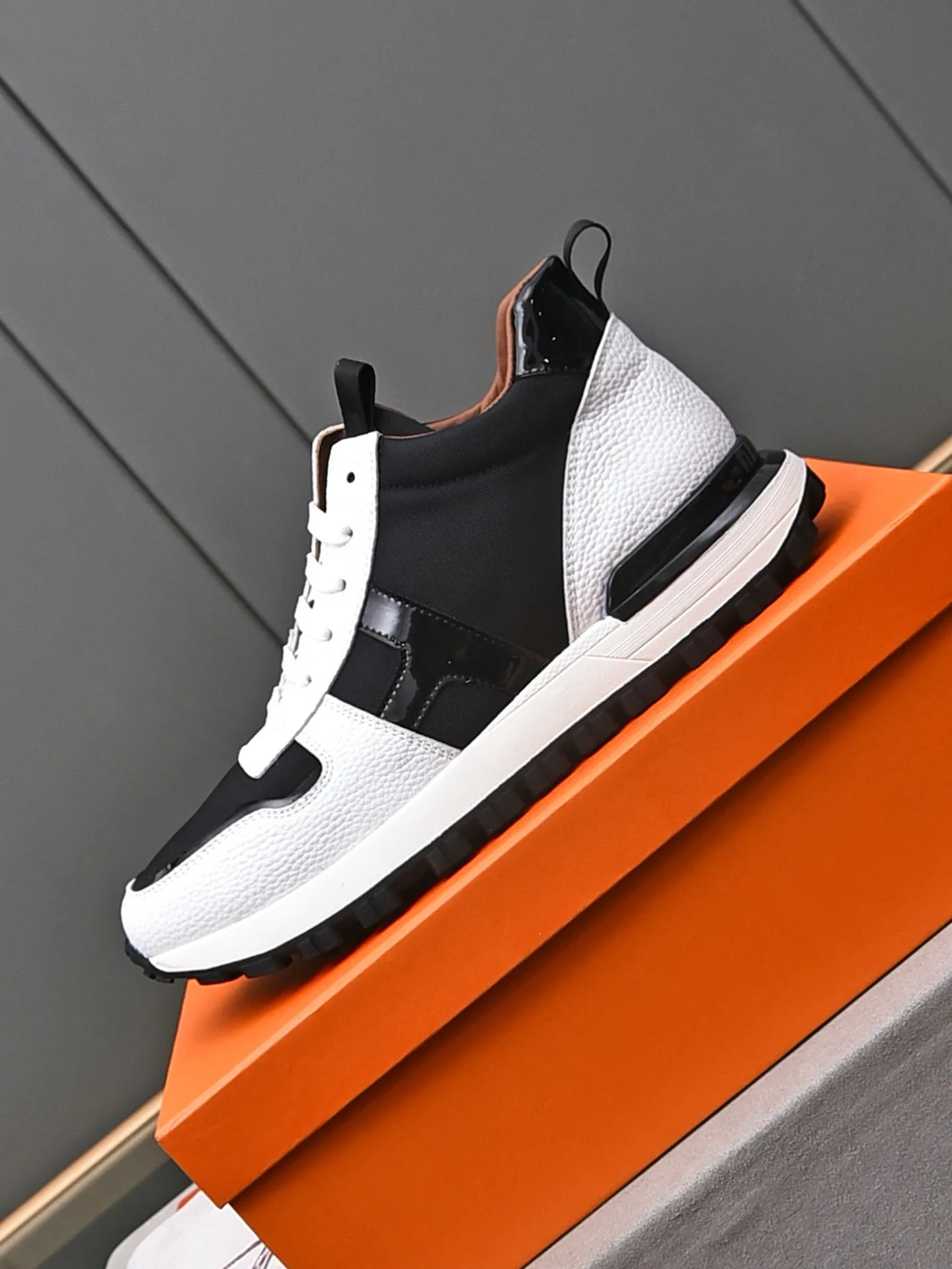 📛📛📛PPP480 (Hermes high-top)🆕Men's color-blocked sneakers, decorated with textured calfskin details. Spliced ​​with original cowhide, this shoe draws inspiration from the equestrian world, integrating technical details and practical functions. Breathable sheep lining, rubber wear-resistant outsole, high-end quality, every detail is perfectly combined! Size: 38-44 (45 can be customized)